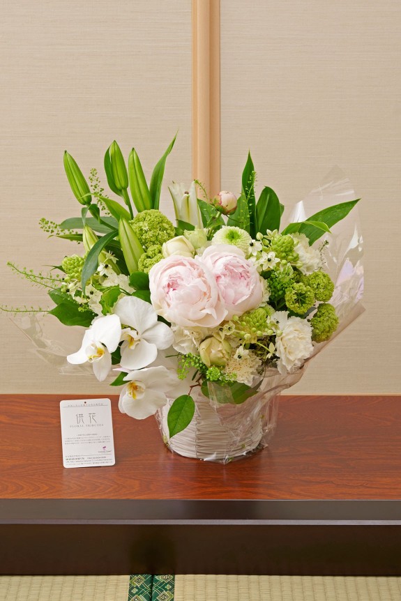 5月頃の季節花である芍薬（シャクヤク）を用いて仕立てるお供え用のアレンジメントフラワーです。