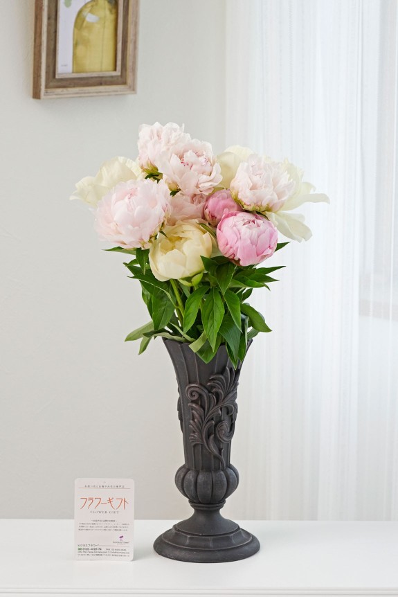 ５月頃の季節花である芍薬（シャクヤク）の花束に黒色でアンティーク調のお洒落な花瓶（フラワーベース）がセットになった商品です。