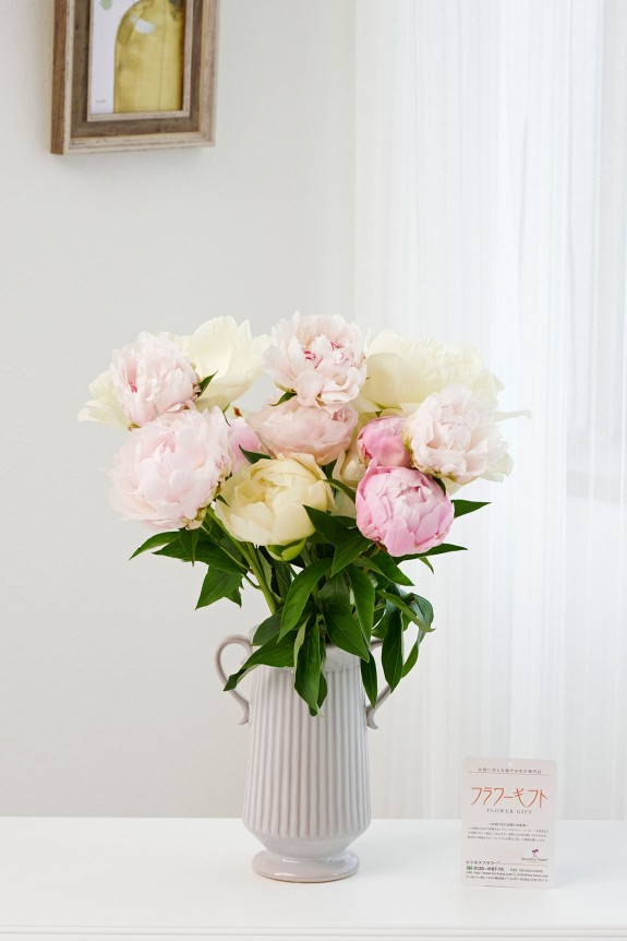 ５月頃の季節花である芍薬（シャクヤク）の花束にアンティーク調で陶器製のお洒落な花瓶（フラワーベース）がセットになった商品です。