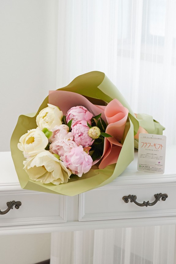 ５月頃の季節花である芍薬（シャクヤク）を用いて仕立てる花束（ブーケ）です。