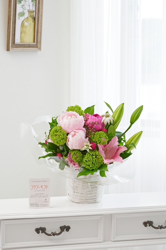 ５月頃の季節花である芍薬（シャクヤク）を用いて仕立てるアレンジメントフラワーです。