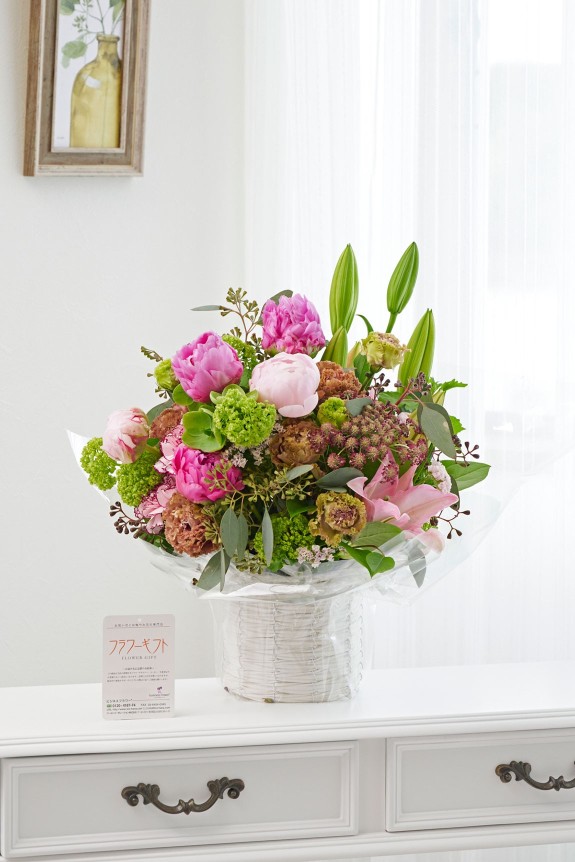 ５月頃の季節花である芍薬（シャクヤク）を用いて仕立てるアレンジメントフラワーです。