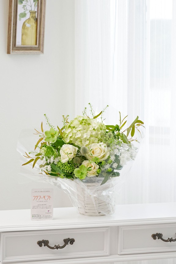 梅雨の代名詞ともいえるお花である紫陽花（アジサイ）を用いて仕立てるアレンジメントフラワーです。