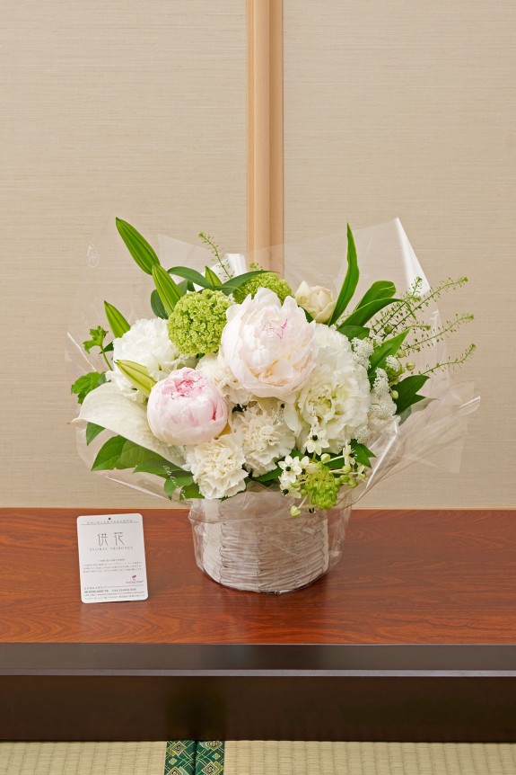 5月頃の季節花である芍薬（シャクヤク）を用いて仕立てるお供え用のアレンジメントフラワーです。