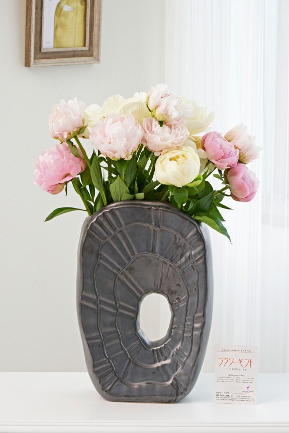 ５月頃の季節花である芍薬（シャクヤク）の花束にお洒落なストーンウェア製の花瓶（フラワーベース）がセットになった商品です。