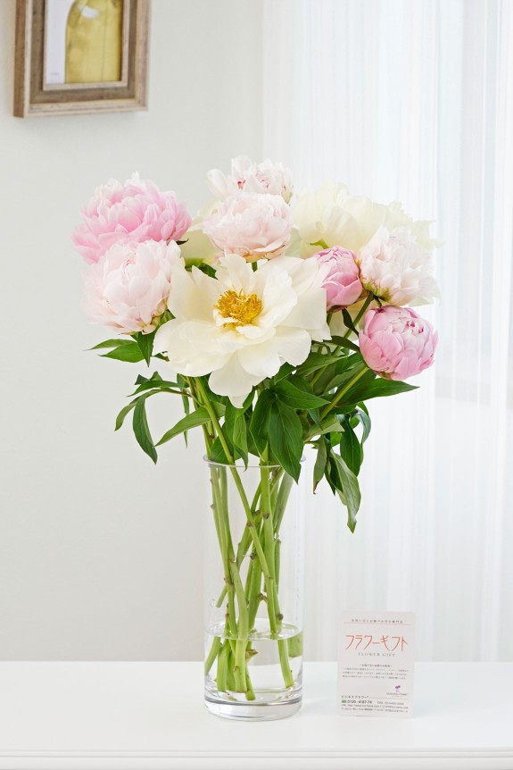 ５月頃の季節花である芍薬（シャクヤク）の花束にお洒落な花瓶（フラワーベース）がセットになった商品です。