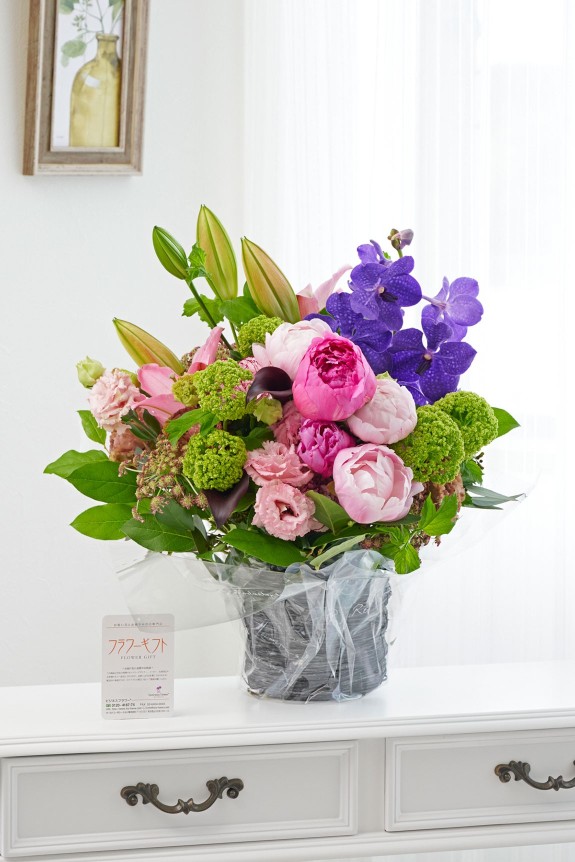 ５月頃の季節花である芍薬（シャクヤク）を用いて仕立てるアレンジメントフラワーです。