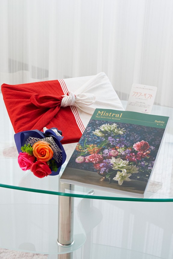 長く飾って楽しめる可愛らしいシャボンフラワーの花束とカタログ（風呂敷包み）をセットでお届けいたします。