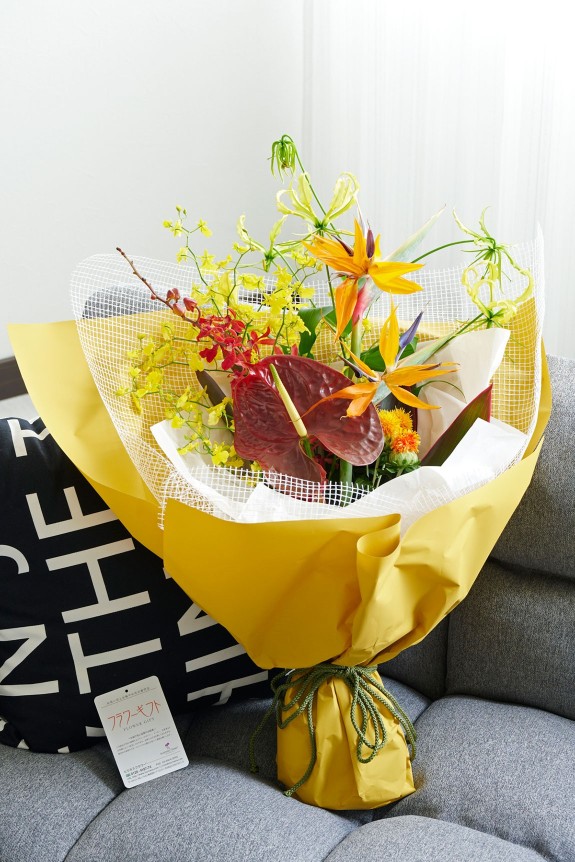 極楽鳥花（ゴクラクチョウカ）を使用した、お祝いの贈答用にお薦めの花束（ブーケ）です。
勿論、南国風な雰囲気をもたらすご自宅や会社のインテリアとしてもお薦めです。