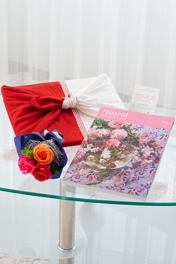 長く飾って楽しめる可愛らしいシャボンフラワーの花束とカタログ（風呂敷包み）をセットでお届けいたします。