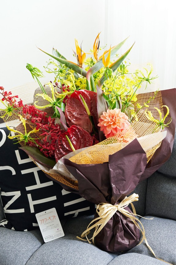 極楽鳥花（ゴクラクチョウカ）を使用した、お祝いの贈答用にお薦めの花束（ブーケ）です。
勿論、南国風な雰囲気をもたらすご自宅や会社のインテリアとしてもお薦めです。