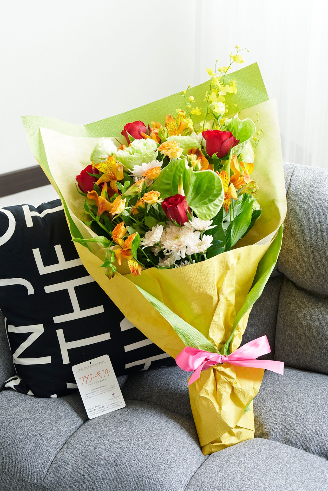 遠くからでも目立つ大振りな花材を使用したおまかせ花材の花束（ブーケ）です。