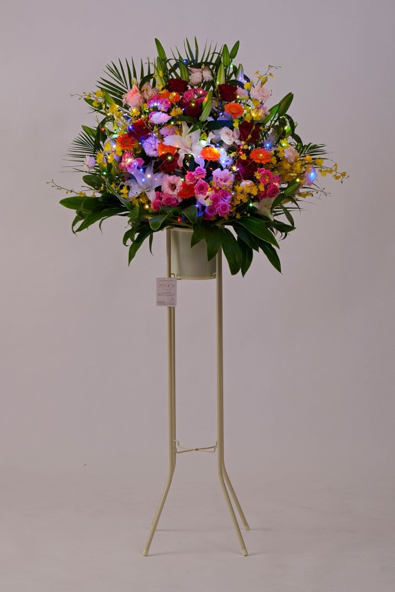 <p>LEDライトが付いた思わず目に留まる光るスタンド花です。</p>