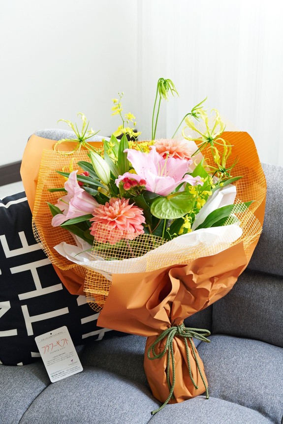 遠くからでも目立つ大振りな花材を使用したミックスカラーの花束（ブーケ）です。