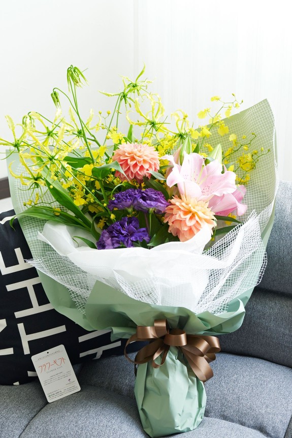 遠くからでも目立つ大振りな花材を使用したミックスカラーの花束（ブーケ）です。