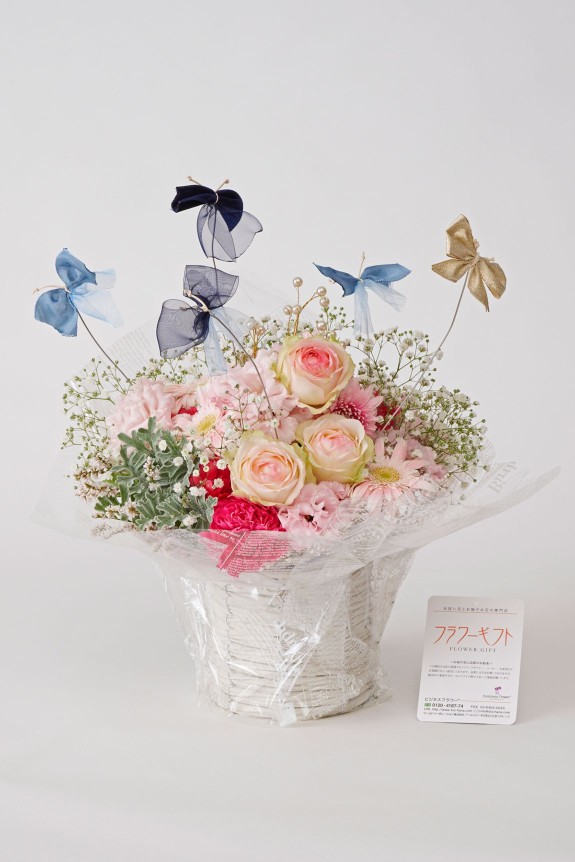 お花の上を蝶が舞う、思わず目に留まる可憐で華やかなアレンジメントフラワーです。