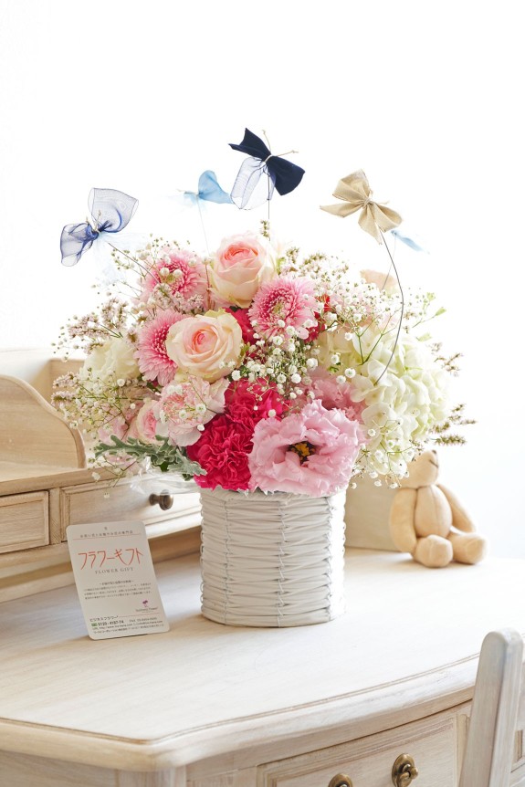 お花の上を蝶が舞う、思わず目に留まる可憐で華やかなアレンジメントフラワーです。
