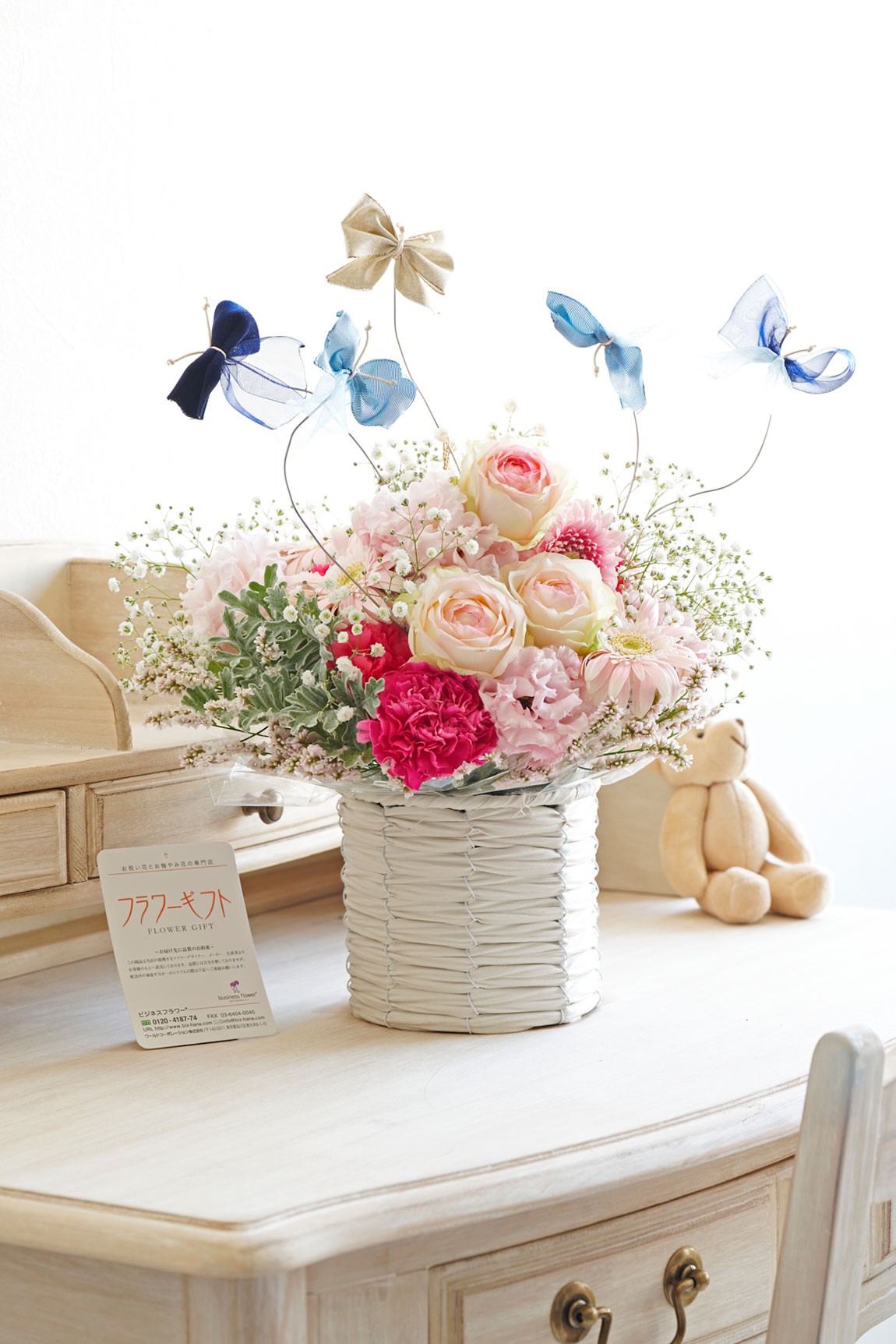 <p>お花の上を蝶が舞う、思わず目に留まる可憐で華やかなアレンジメントフラワーです。</p>