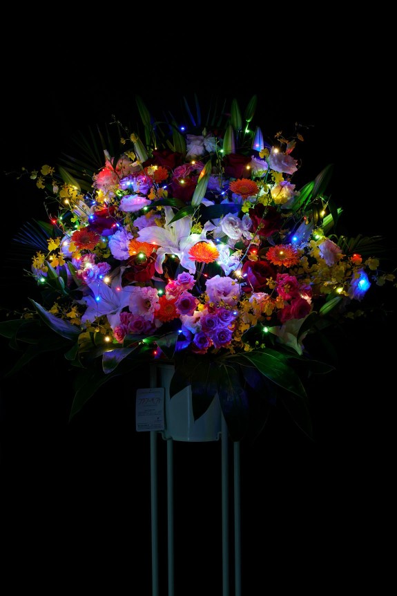 LEDライトが付いた思わず目に留まる光るスタンド花です。暗闇でも目立ちますので、夜間営業の飲食店やサービス業のお祝い花にも喜ばれる贈答用ギフトです。