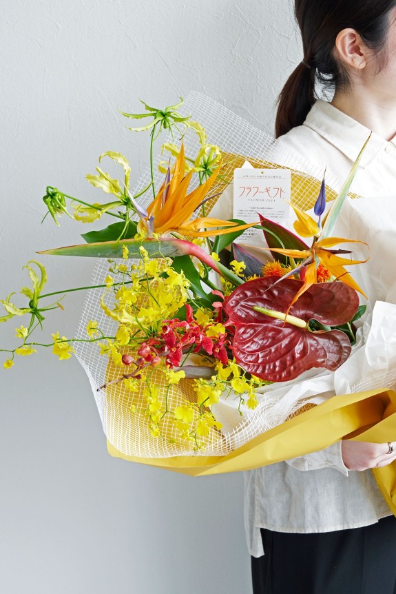 <p>「輝かしい未来」「万能」といった明るい花言葉をもつ極楽鳥花は、贈り先の幸先の良いスタートを祈る縁起のいいお祝い花としても人気の高いお花です。</p>