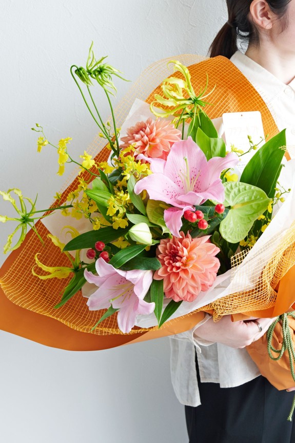 <p>登壇者へのお渡しの際にも見栄えがするよう、花束の正面は大きく開いてラッピングいたします。</p>