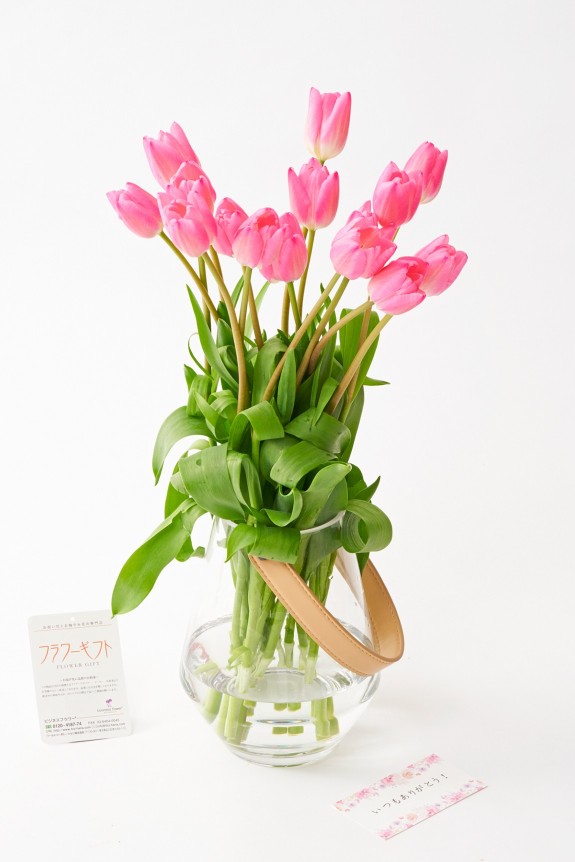 <p>お祝い花の通販サイトビジネスフラワーでは、花瓶付きのチューリップの花束に無料でメッセージカードをお付けできます。</p>