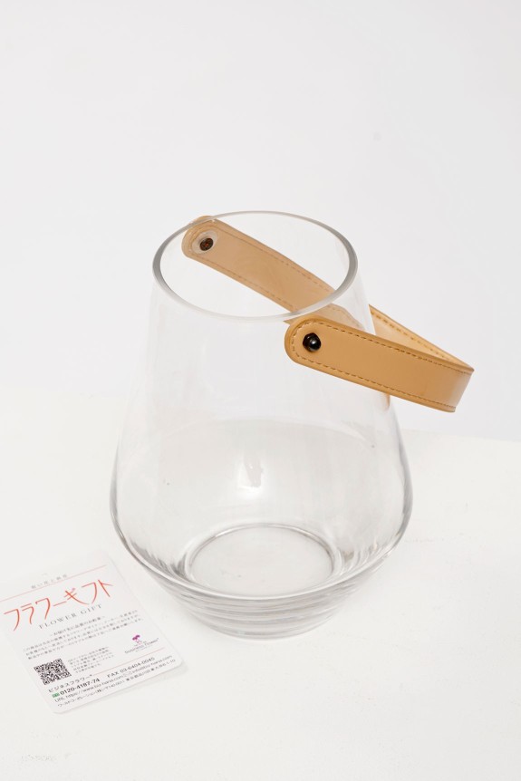 <p>クリアガラスにお洒落なレザー調のホルダーが付いた花瓶（フラワーベース）は、自宅のリビングや玄関、オフィス、店舗など、場所を問わず飾りやすいモダンなデザインです。</p>