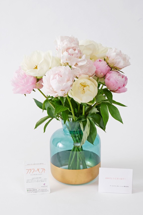 <p>５月頃の季節花である芍薬（シャクヤク）の花束にガラスのお洒落な花瓶（フラワーベース）がセットになった商品です。</p>