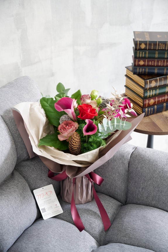 <p>届いたらそのまま立てて飾ることができる花瓶いらずの花束（ブーケ）です。</p>