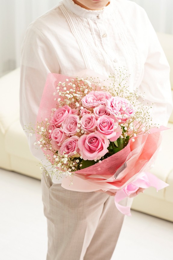 <p>花束・ブーケを人が抱えるとこの様なサイズ感となります。個人用のお祝い事のプレゼントにご利用ください。</p>