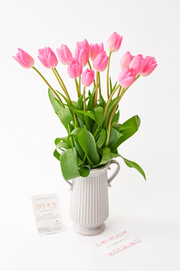 <p>お祝い花の通販サイトビジネスフラワーでは、花瓶付きのチューリップの花束に無料でメッセージカードをお付けできます。</p>