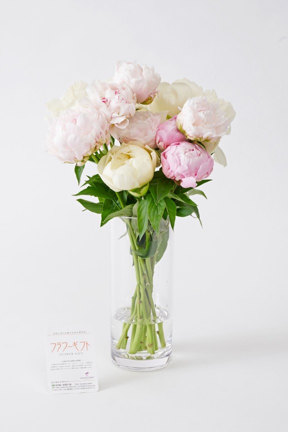 <p>花束と花瓶は一緒にお届けするので、届いてすぐに飾ることができインテリアとしては勿論、誕生日プレゼントなどのフラワーギフトにもお薦めです。</p>