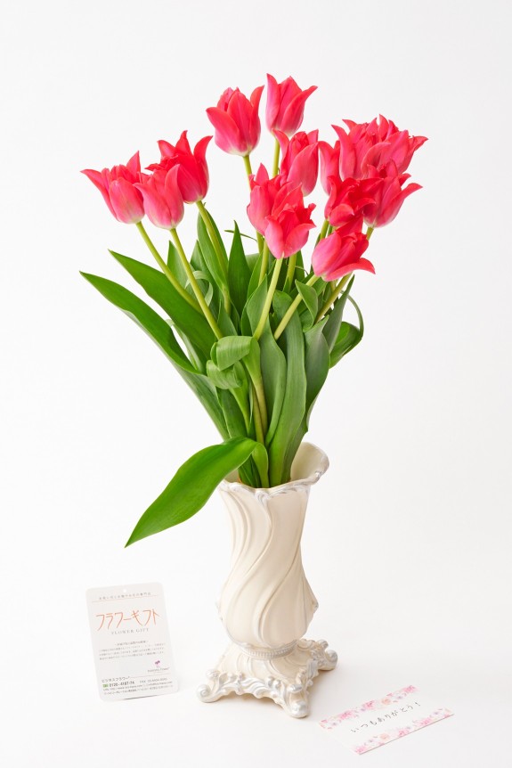 <p>花瓶付きのチューリップの花束は、1月から3月の結婚祝い、昇進祝い、退職される方へのお祝い花としてはもちろん、春の開店祝い、移転祝いなどの贈答花としてもおすすめしたい花ギフトです。</p>