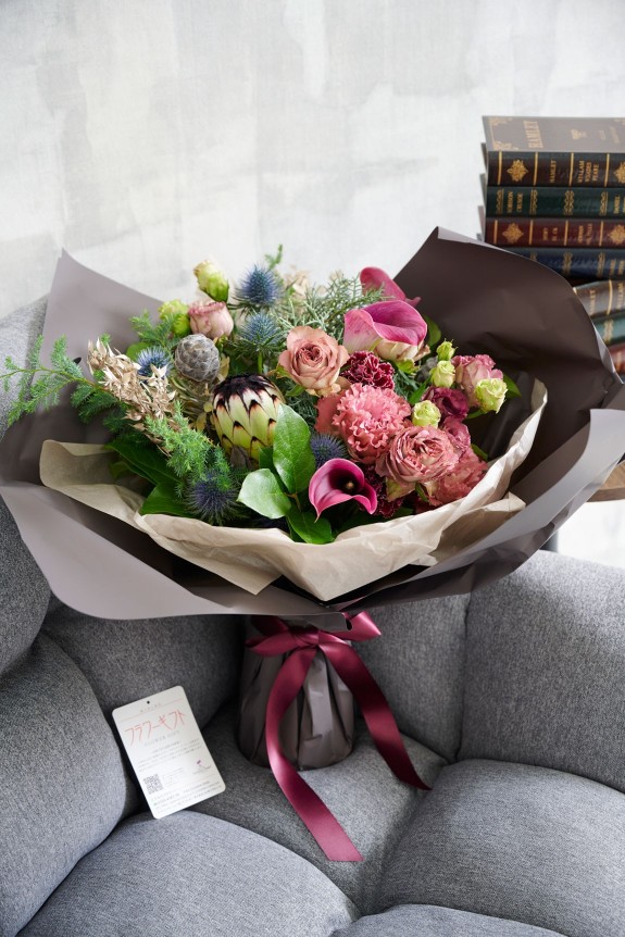 <p>花器の用意や花束を崩す手間がかからず、届いてすぐに手軽に飾ることができます。</p>