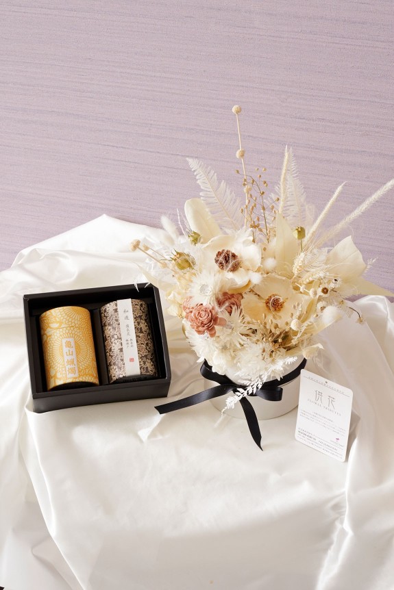 <p>フラワーデザイナーが仕立てたドライフラワーを使用した供花用アレンジメントフラワーです。</p>