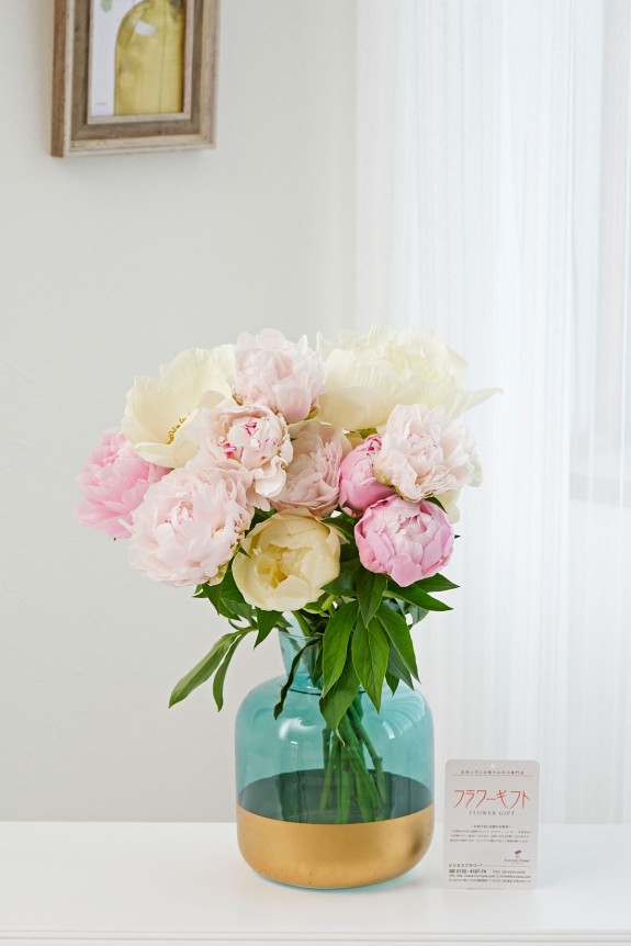 ５月頃の季節花である芍薬（シャクヤク）の花束にガラスのお洒落な花瓶（フラワーベース）がセットになった商品です。