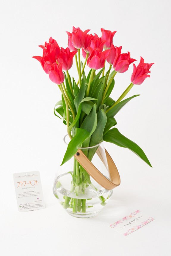 <p>お祝い花の通販サイトビジネスフラワーでは、花瓶付きのチューリップの花束に無料でメッセージカードをお付けできます。</p>