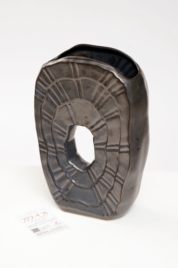 <p>和室・洋室問わずインテリアとしてマッチするストーンウェア製のデザイン花瓶（フラワーベース）です。</p>