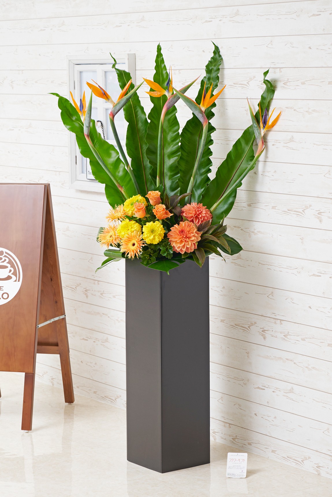 <p>花屋のない地域へもお届けできる宅配配送のスタンド花</p>