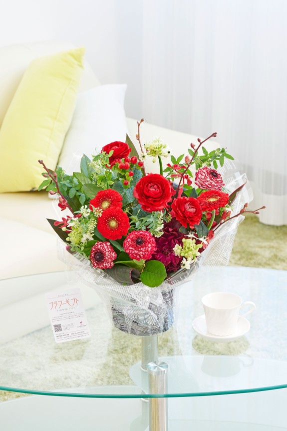 春に人気のお花「ラナンキュラス」が入った贈答用アレンジメントフラワーを全国に宅配でお届けします。