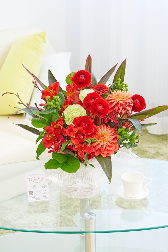 春に人気のお花「ラナンキュラス」が入った贈答用アレンジメントフラワーを全国に宅配でお届けします。