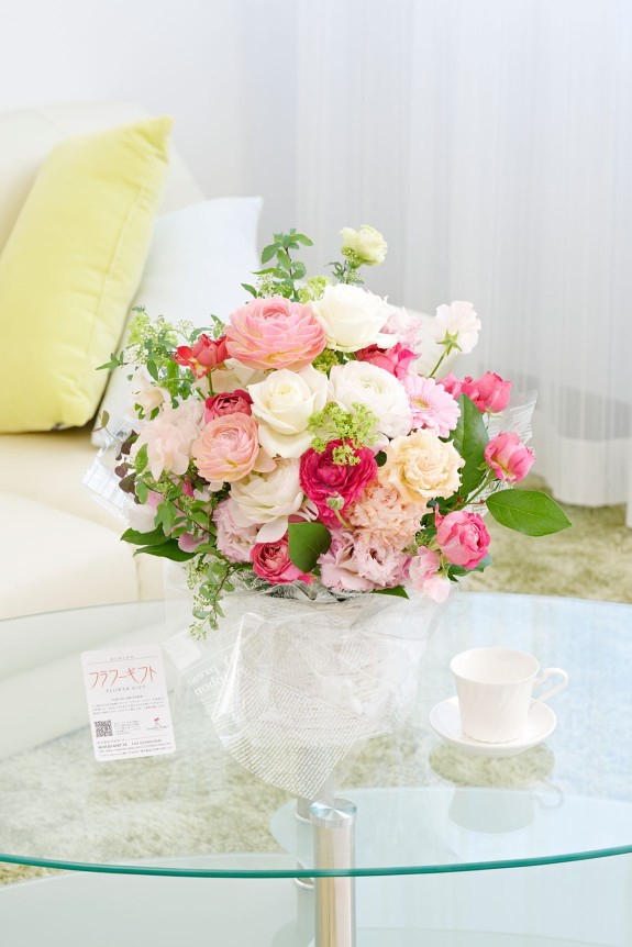 春に人気のお花「ラナンキュラス」が入った贈答用アレンジメントフラワーを全国に宅配でお届けします。