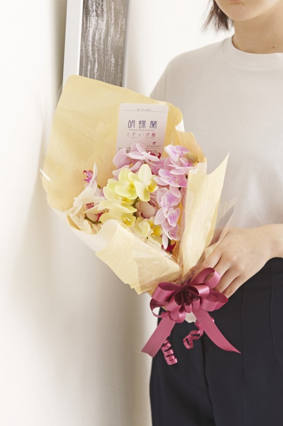 贈答花の定番胡蝶蘭を5本分花束にして全国に宅配でお届けします。