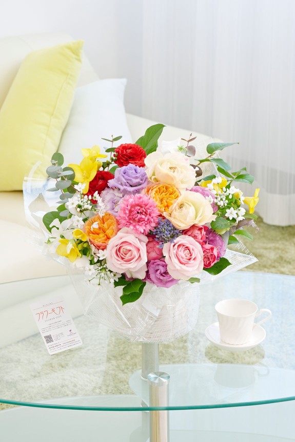 春に人気のお花「ラナンキュラス」が入った贈答用アレンジメントフラワーを全国に宅配でお届けします。