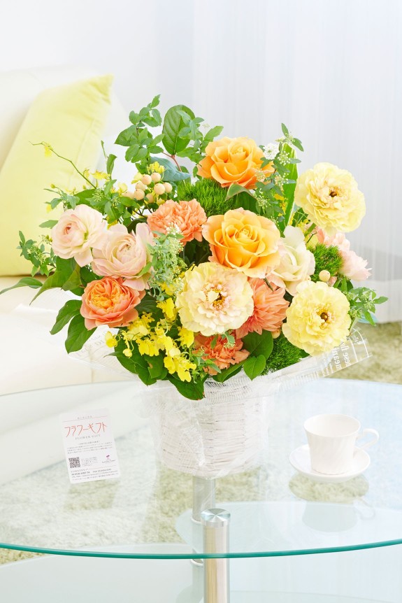 春に人気のお花「ラナンキュラス」が入った贈答用アレンジメントフラワーを全国に宅配でお届けします。