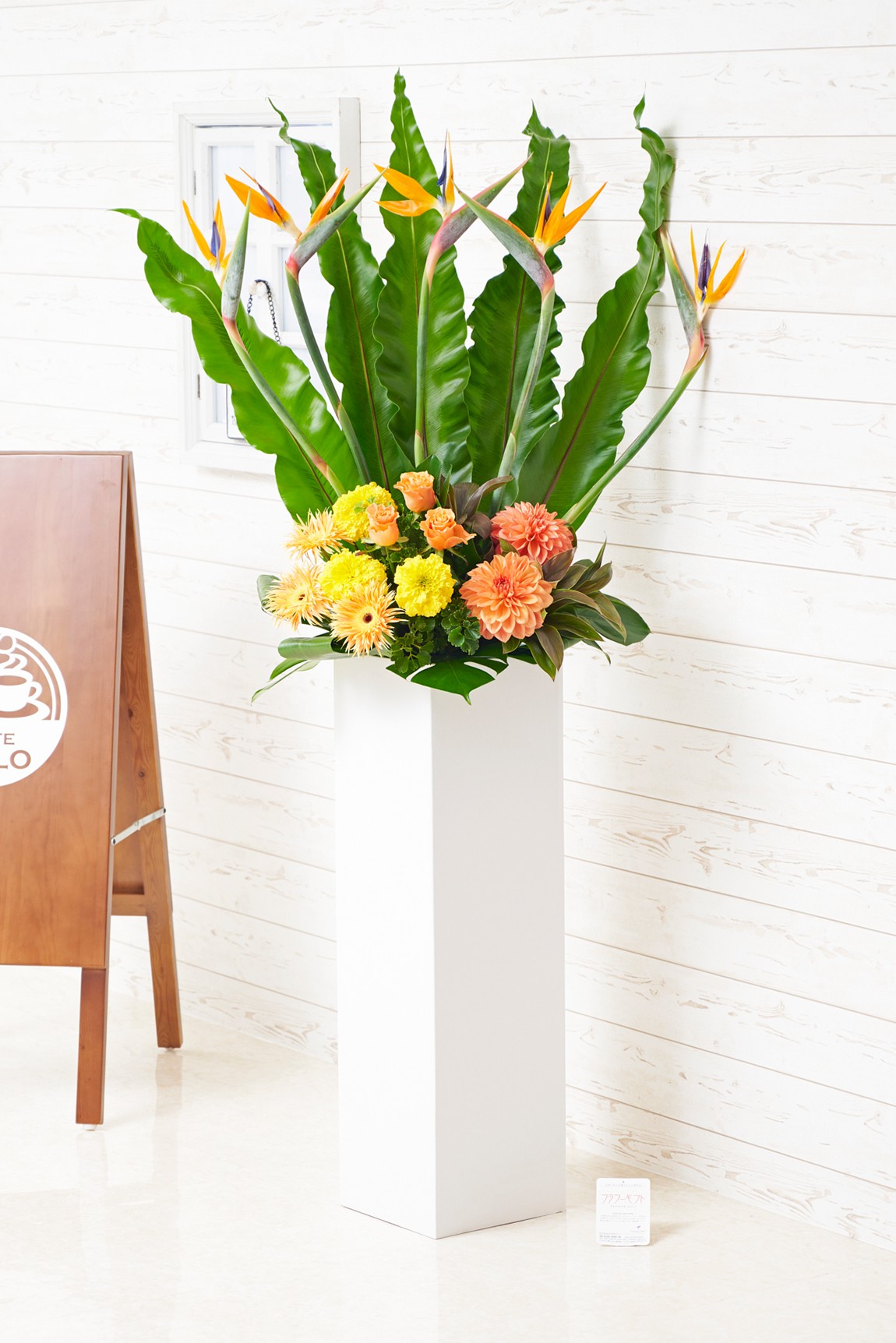 <p>花屋のない地域へもお届けできる宅配配送のスタンド花</p>