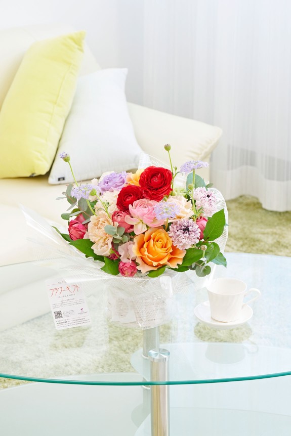 春に人気のお花「ラナンキュラス」が入った贈答用アレンジメントフラワーを全国に宅配でお届けします。