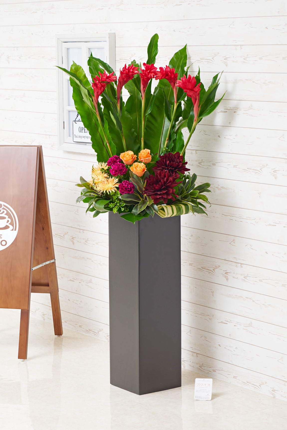 <p>花屋のない地域へもお届けできる宅配配送のスタンド花</p>