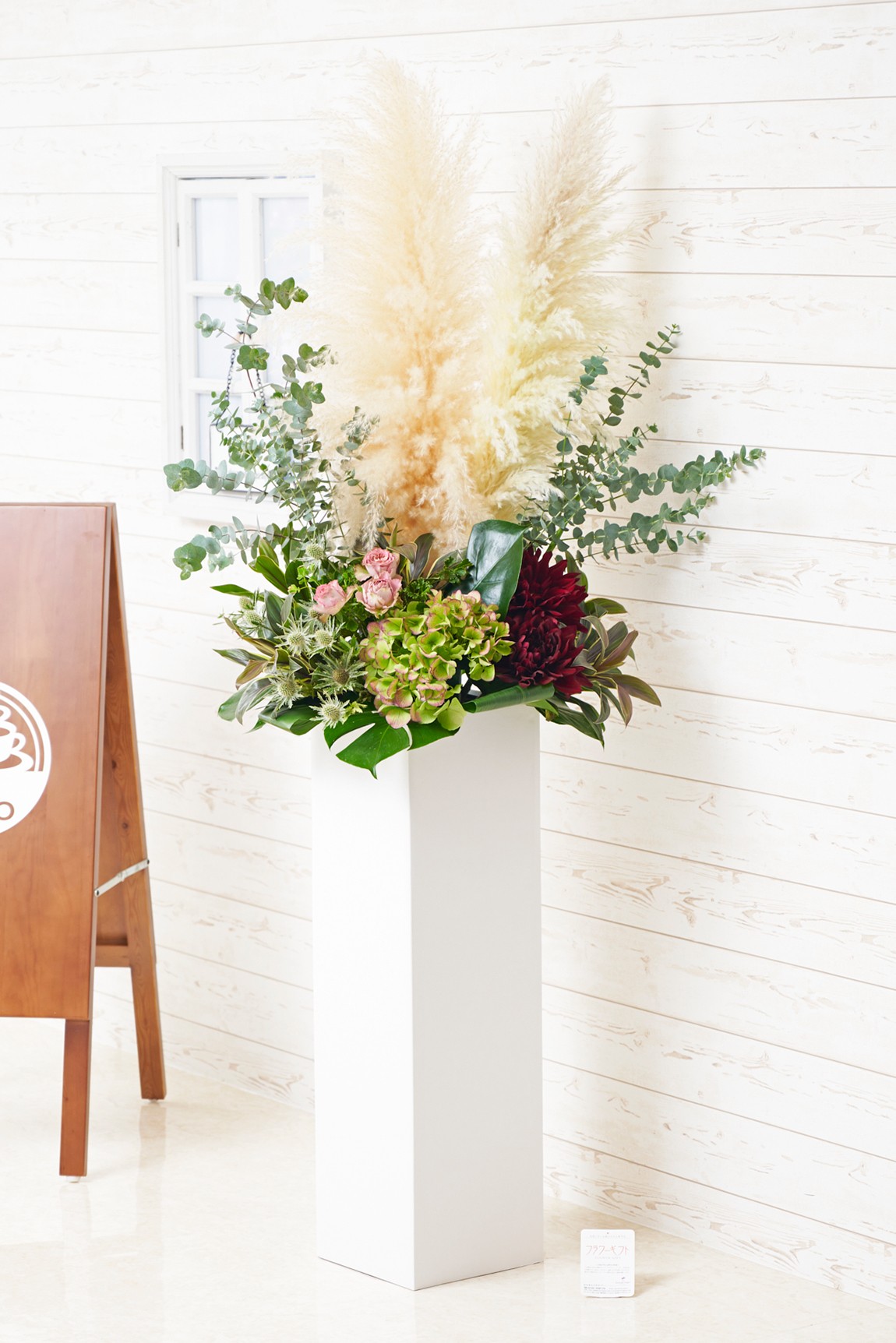 <p>花屋のない地域へもお届けできる宅配配送のスタンド花</p>