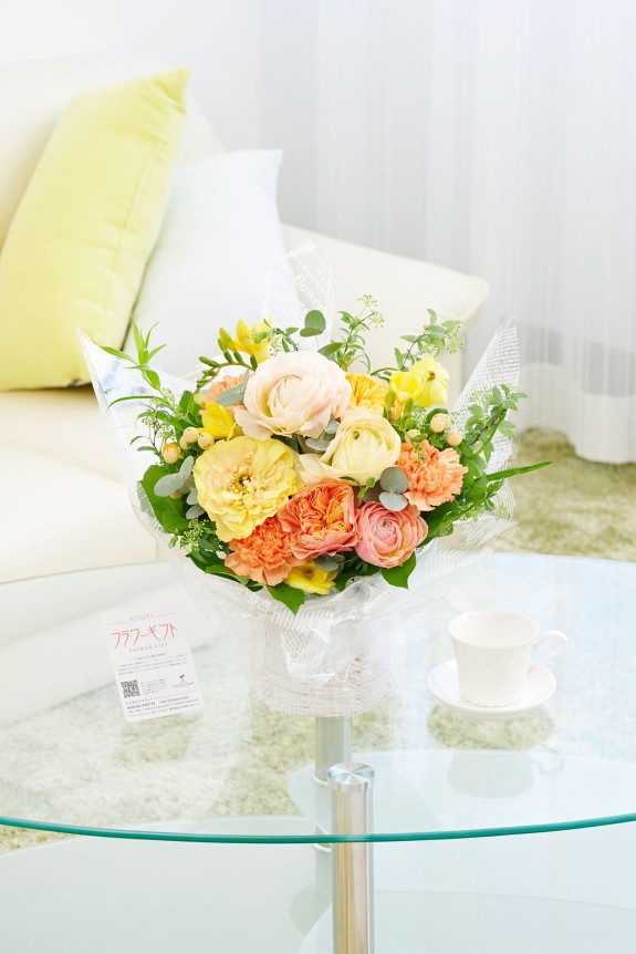 春に人気のお花「ラナンキュラス」が入った贈答用アレンジメントフラワーを全国に宅配でお届けします。